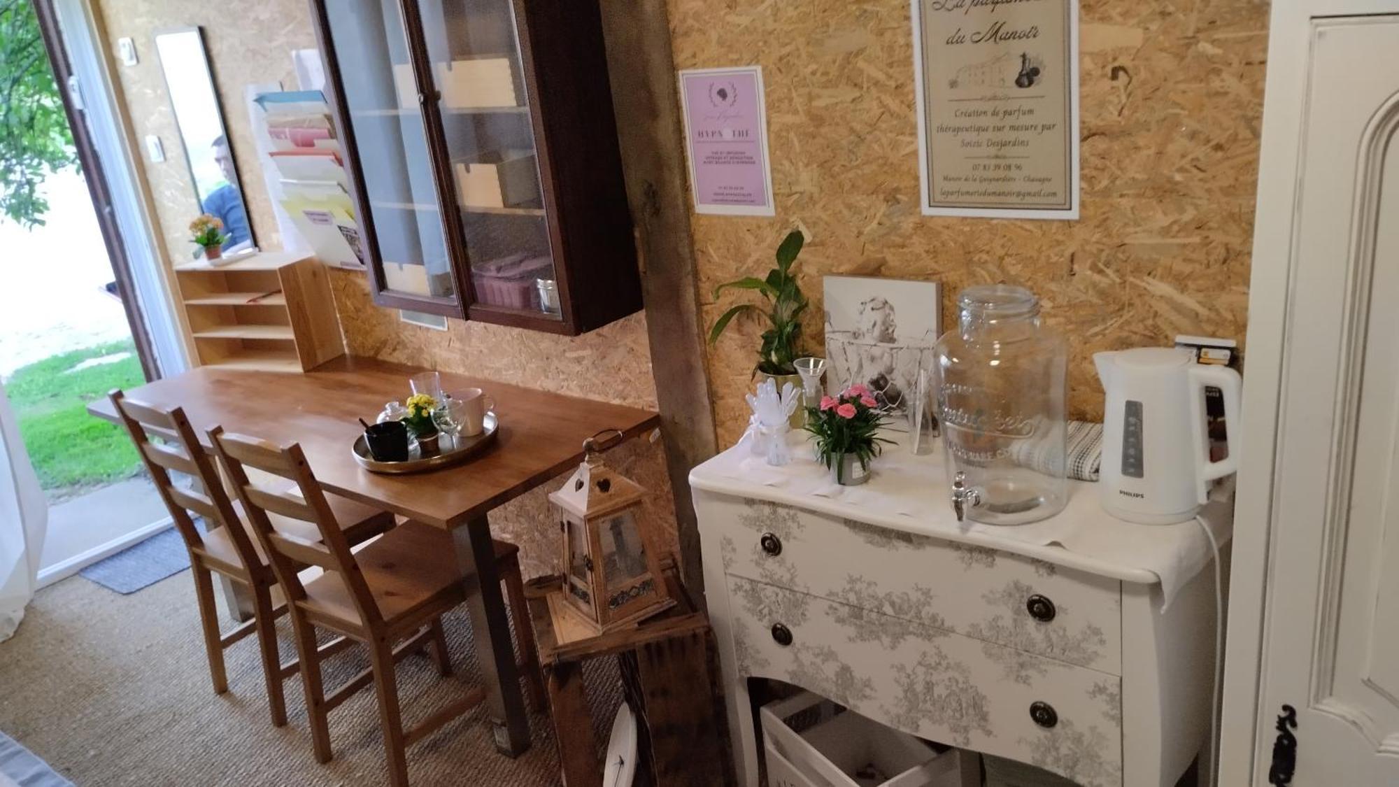 Le Laboratoire Shabby Chic De La Parfumerie Du Manoir Chavagne Exterior foto